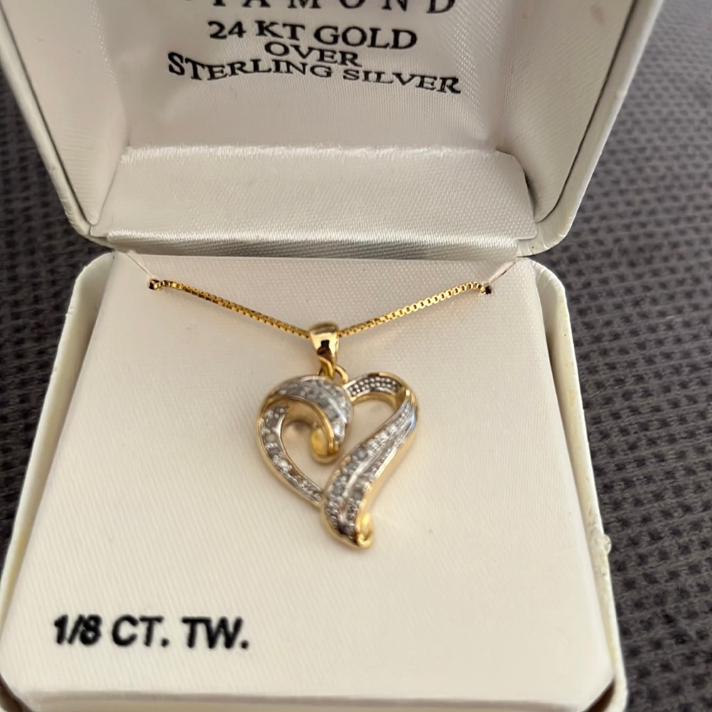 Heart shaped necklace with Diamond accents